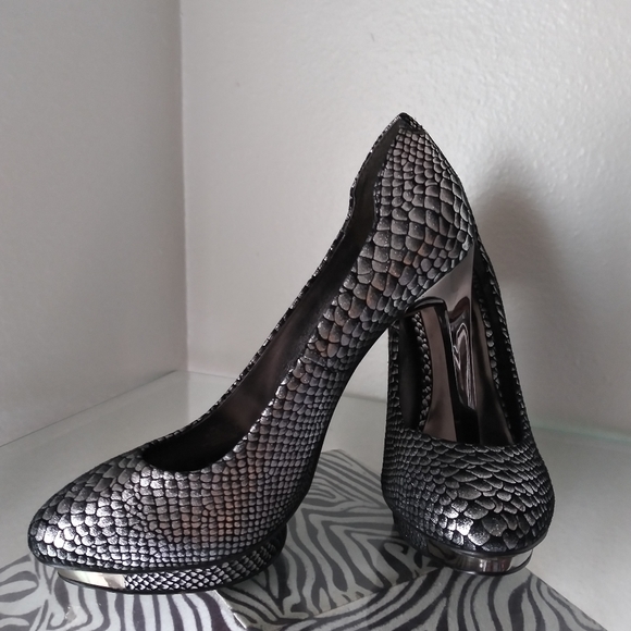 BCBGMaxazria Platform Pump - Picture 3 of 5